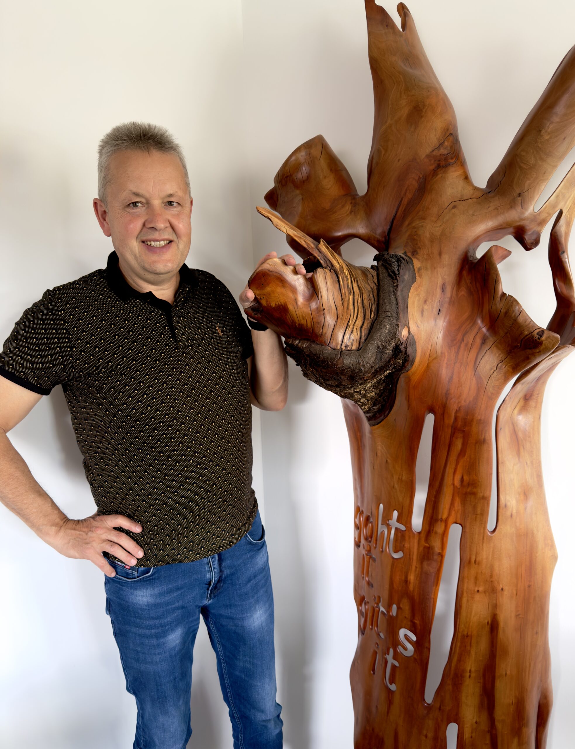 Martin Baumgartner mit der Skulptur Goht it git's it